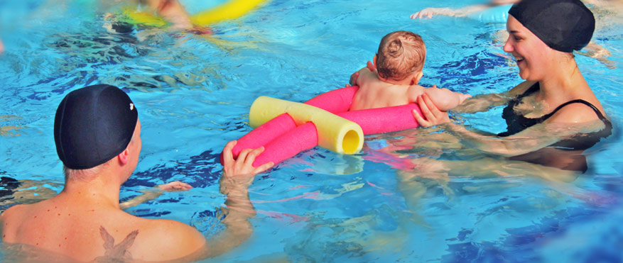 bambini e famiglie in piscina termale